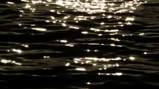 闪闪发光的黑色水域，红海的点燃与月光和在晚上拍摄 — 图库视频影像