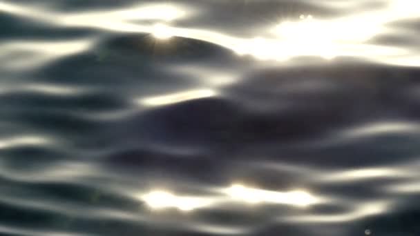 赤い海の謎の黒い波点灯月明かりし、夜に撮影 — ストック動画
