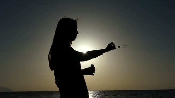 Fille romantique fait des bulles de savon sous les rayons de la pleine lune à Slo-Mo — Video