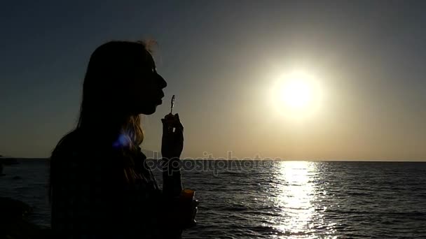 Belle fille fait des bulles de savon au bord de la mer avec le chemin lunaire à Slo-Mo — Video