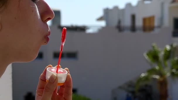 Fille joyeuse fait bulles de savon coloré en plein air en été au ralenti — Video