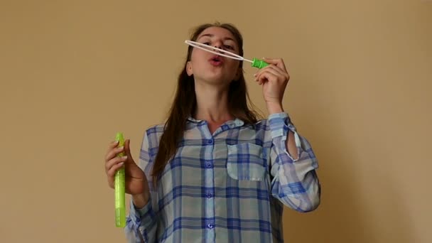 Glimlachend jonge vrouw is maken van zeepbellen met een lange Soap Wand in Slo-Mo — Stockvideo