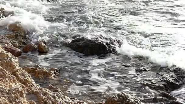 黒と茶色の岩や朝の整理の波と岩の海岸 — ストック動画