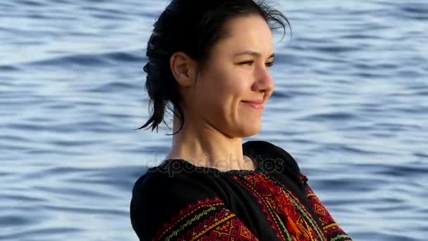 Chica feliz sonríe Andfrolicks en una orilla del mar con aguas turquesas en Egipto — Vídeo de stock