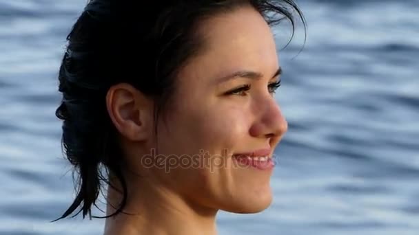 Menina alegre sorrisos e gargalhadas em uma costa do mar com águas turquesa no Egito — Vídeo de Stock