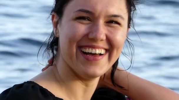 Menina feliz sorrisos e gargalhadas em uma costa do mar com águas turquesa no Egito — Vídeo de Stock