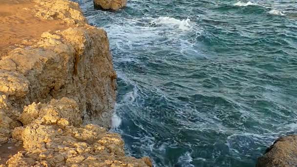 岩石 Seacoast 的红海与泡沫整理水域在阳光明媚的一天 — 图库视频影像