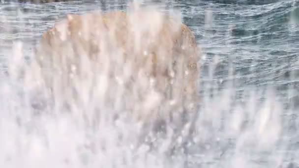 Côte rocheuse de la mer Rouge avec des eaux de marée méditatives par une journée ensoleillée — Video