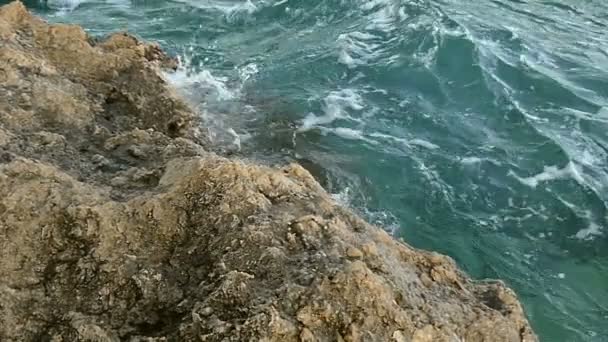 Costa rocosa del mar rojo con aguas linéa meditativas en un día soleado — Vídeos de Stock