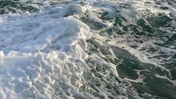 Hatalmas hullámok, a Vörös-tenger borított habos címerek, egy napsütéses nyári nap