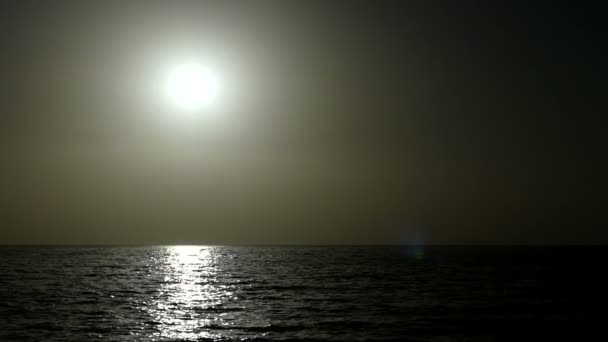 完全に紅海の黒い波に月パス月夜の深い — ストック動画