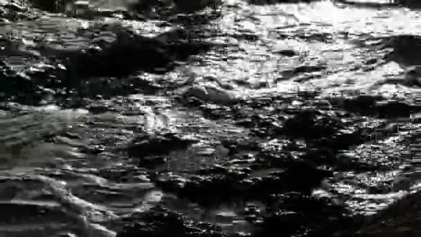 Uprzątanie fal morskich, awarii czarny skaliste wybrzeża w Egipcie w nocy — Wideo stockowe
