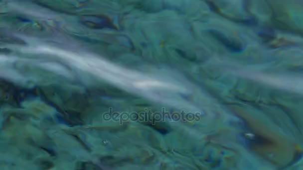 Macro prise de vue de l'eau de mer turquoise changeant constamment ses tons de manière énigmatique — Video