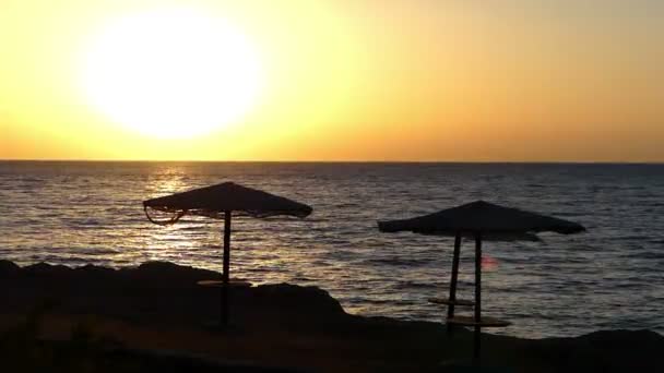 Espléndidas Puertas de sol de paja en una playa de mar en Egipto en una espléndida puesta de sol en primavera — Vídeo de stock