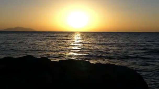 Herrlicher Sonnenuntergang an einer felsigen Meeresküste in Ägypten mit glitzerndem Wasser im Frühling — Stockvideo