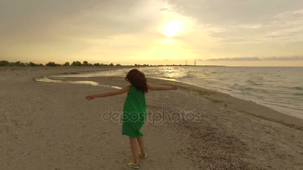 Tiro aéreo da ilha de Dzharylhach com sua costa arenosa e uma jovem mulher girando em Slo-Mo — Vídeo de Stock