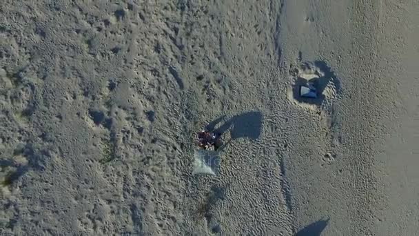 Letecký snímek tři stany, slunečníky s lidé na Dzharylhach ostrov Seacoast — Stock video
