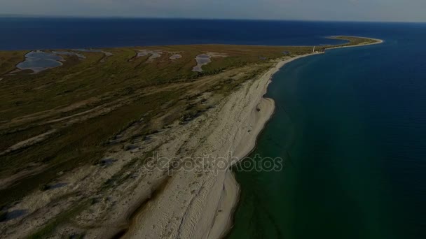 Dzharylhach sziget kanyargós Sandy tengerpart napos légi felvétel — Stock videók