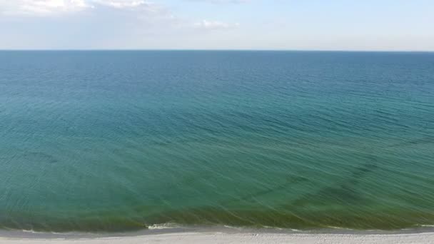 Tiro aéreo do Mar Negro Ondas verdes escuras Não muito longe da ilha Fromdzharylhach em um dia ensolarado — Vídeo de Stock