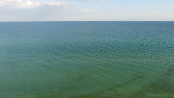 Zdjęcia lotnicze błękitu Morza Czarnego fale nie daleko wyspy Fromdzharylhach na słoneczny dzień — Wideo stockowe