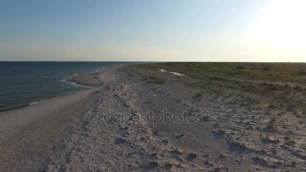 Аэросъемка острова Джарылгач на песчаном побережье и темно-синие волны на закате — стоковое видео