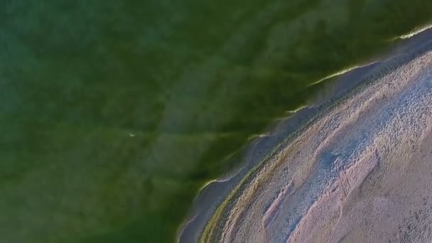 Tiro aéreo da ilha de Dzharylhach e sua costa arenosa curvilínea em um dia ensolarado — Vídeo de Stock