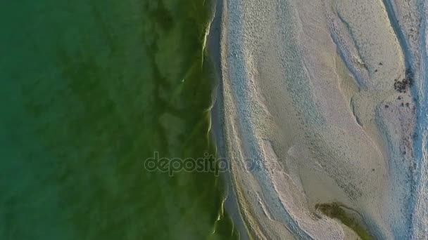 Tiro aéreo de Dzharylhach Island Sandy Seacoast e Dark Green Waves em um dia ensolarado — Vídeo de Stock