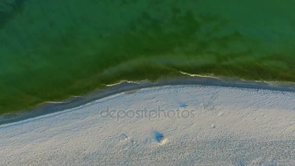 Légi felvétel a Dzharylhach sziget Sandy tengerpart és a sötét zöld hullámok, egy napsütéses napon — Stock videók