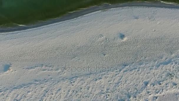 Tiro aéreo de Dzharylhach Island Sandy Seacoast e Dark Green Waves em um dia ensolarado — Vídeo de Stock