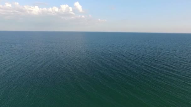 Luftaufnahme des schwarzen Meeres funkelnde Wellen nicht weit von der Küste der Insel Dscharylhach an einem sonnigen Tag — Stockvideo