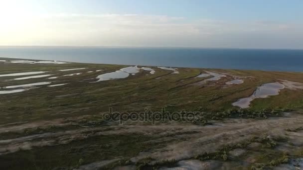 Luftaufnahme der Insel Dscharylhach mit sandiger Küste und glitzernden Wellen bei Sonnenuntergang — Stockvideo