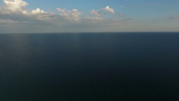 Tiro aéreo da ilha de Dzharylhach com seus lagos sombrios e zonas húmidas ao pôr do sol — Vídeo de Stock