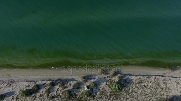 Luftaufnahme des schwarzen Meeres funkelnde Wellen nicht weit von der Küste der Insel Dscharylhach an einem sonnigen Tag — Stockvideo