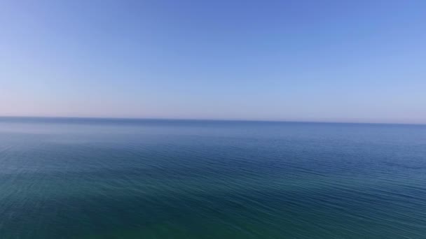 Letecký snímek Černého moře zvířený vlny nedaleko ostrova Fromdzharylhach za slunečného dne — Stock video