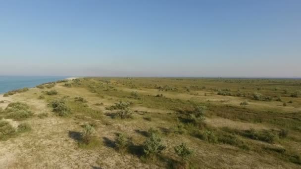 Foto aérea de la isla de Dzharylhach con su enigmático humedal y su horizonte azul en verano — Vídeos de Stock