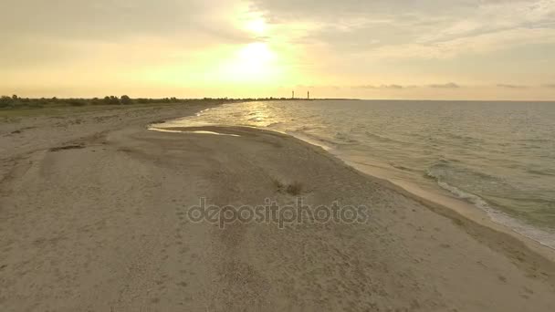 Skudd fra luften på Dzharylhach Island med sin strålende Sandy Coast og Blue Horizon ved Sunset – stockvideo