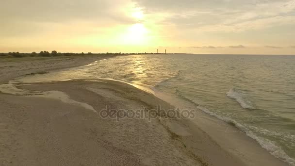 Letecký snímek ostrova Dzharylhach s jeho malebné písečné pobřeží a Blue Horizon při západu slunce — Stock video