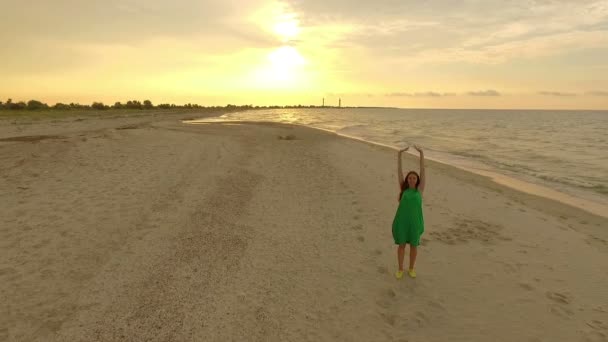 Girato aereo di una ragazza felice che gira intorno al mare dell'isola di Dzharylhach a Slo-Mo — Video Stock