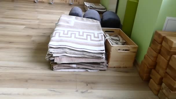 Тренажерный зал йоги с одеялами, ремнями, ковриками, веревками, лестницами, подушками, для йогов — стоковое видео