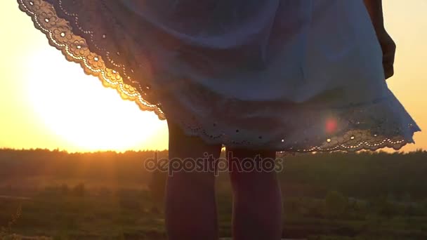 Slim donna gira l'orlo del suo abito bianco folk al tramonto Nizza — Video Stock