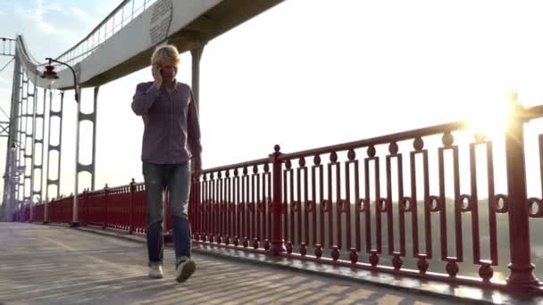 Genç bir köprü çağrılarda adam ve mutlu bir şekilde Evet jest Slo-mo ile atlama başlatmak — Stok video