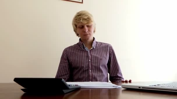 Sorrindo homem faz um escritório Excercise enquanto sentado em sua mesa — Vídeo de Stock