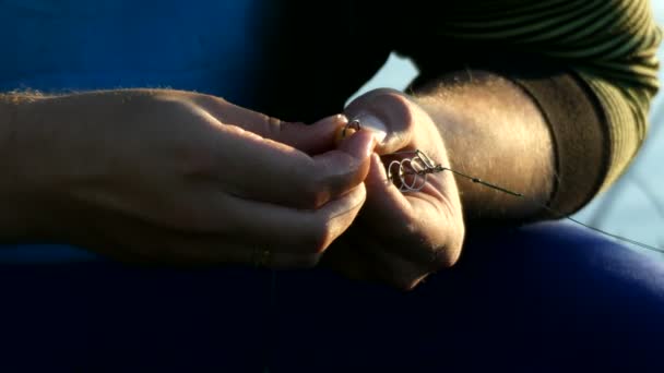 漁師の手が魚のコーンを準備します。. — ストック動画