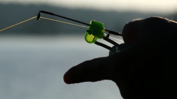 Cloches de contrôle des doigts pour la canne à pêche . — Video