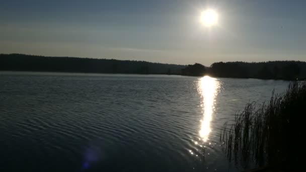 Belo nascer do sol sobre o lago em 4k . — Vídeo de Stock