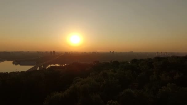 Antenne - fantastische Aussicht auf den Sonnenuntergang über dem Fluss Dnipro im Kyiv. — Stockvideo