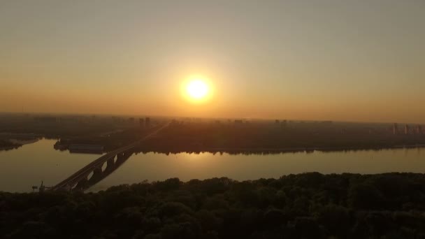 Εναέρια - καταπληκτικό ηλιοβασίλεμα πάνω από τον ποταμό Dnipro στο Κίεβο την. — Αρχείο Βίντεο