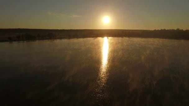 Aéreo - pôr-do-sol mágico sobre o lago . — Vídeo de Stock