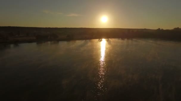 Aérea - puesta de sol mágica sobre el lago . — Vídeo de stock