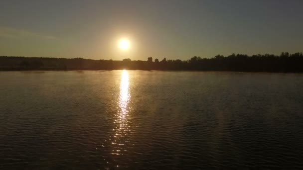 Vue aérienne au ralenti du nageur au coucher du soleil . — Video